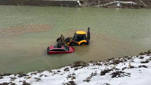 Konya'da göle dönüşen yolda araç mahsur kaldı!