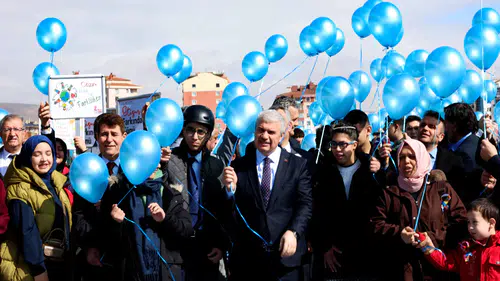 Konya’da otizm farkındalığı için mavi balonlar gökyüzüne bırakıldı