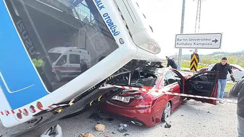 Öğrencileri taşıyan otobüs, otomobilin üzerine devrildi: 46 yaralı