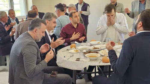Konya Vekili Erdem duaya katıldı, sonra pilava kaşık salladı