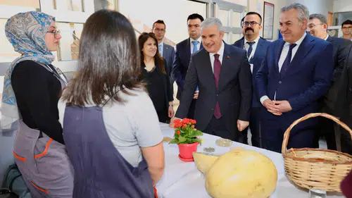 Konya’da Vali Akın öğrencilerin TÜBİTAK projelerini tek tek inceledi
