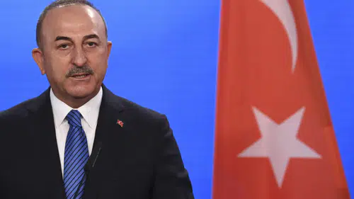 Eski Bakan Mevlüt Çavuşoğlu en yakınını kaynetti