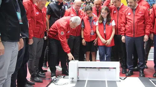 Konya'da büyük rekabet! Gençler TEKNOSEL’de robotlarıyla sahnede
