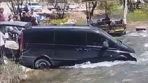 Konya’da freni boşalan minibüs çaya uçtu