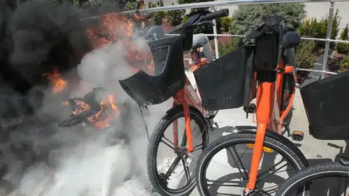 Konya’da alev alev yanan motosiklete kurye müdahale etti