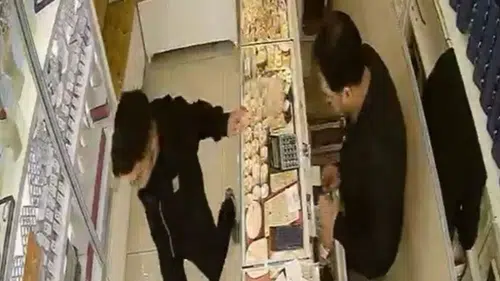 Konya’da kuyumcuda akılalmaz hırsızlık: “Param gelecek” deyip altınlarla kaçtı
