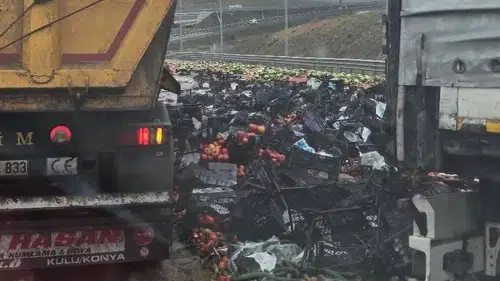 Konya’da trafik kazası! Meyve yüklü tır kaza yaptı