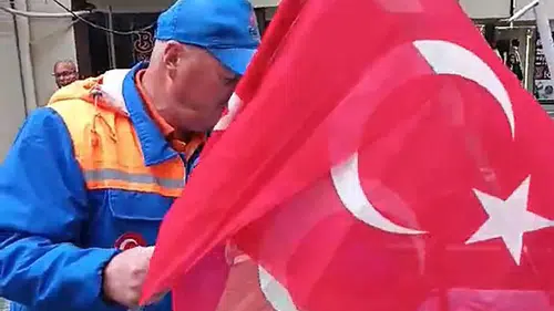 Skandal görüntüler! Türk bayraklarını çöpe attılar