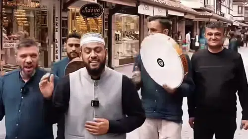 Celal Karatüre Konya Bedesten’de ilahi söyledi! Yoğun ilgi gördü