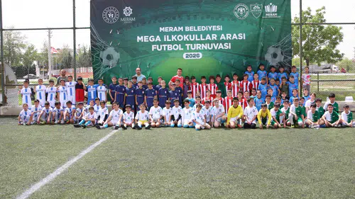 Konya’da tribünler doldu taştı: Miniklerin futbol mücadelesi başladı