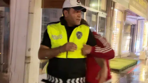 Aksaray’da kaza sonrası ilginç anlar: Polise sarılıp kamufle oldu