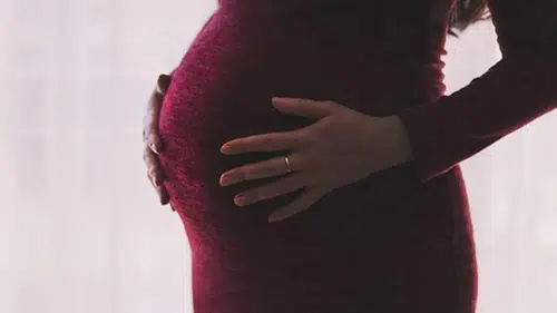 Doğum sonrası ayrılış artıyor! Kadın istihdamı alarm veriyor