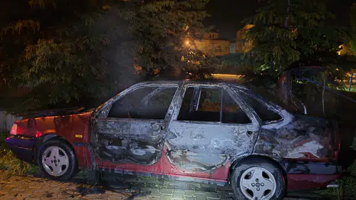 Konya'da park halindeki otomobil alev alev yandı
