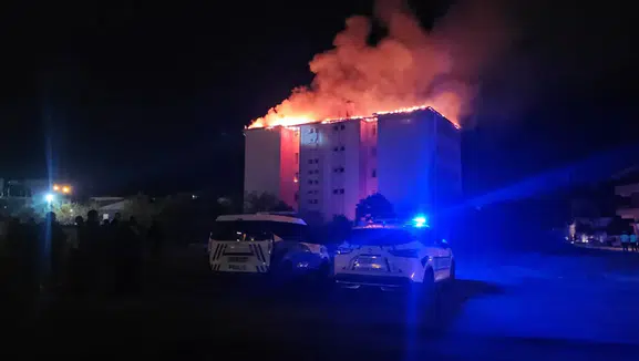 Öğrenci yurdu alev alev yanıyor! Tahliyeler başladı