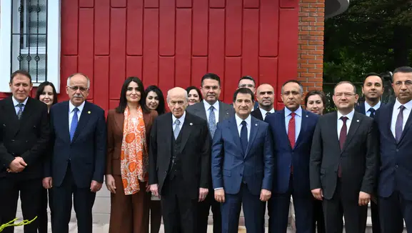 Konya Vekili, Devlet Bahçeli’nin elini öptü