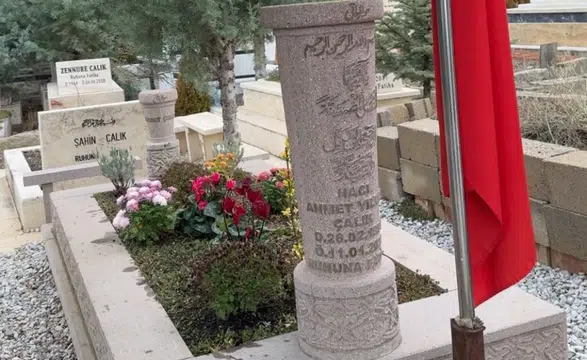 Konyasporlu oyuncu izin gününde Ahmet Çalık’ın mezarına gitti