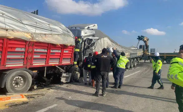 Konya’da çok sayıda tır birbirine girdi! Yol trafiğe kapatıldı