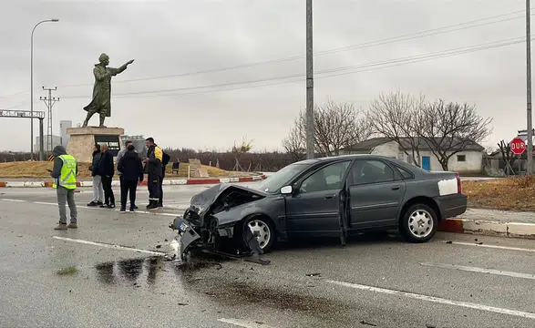 İki otomobil çarpıştı, sürücüler bahçeye savruldu!