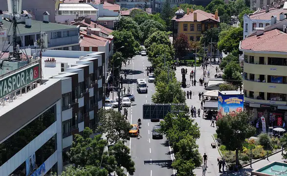 Konya'nın en işlek caddesi baştan sona yenilendi