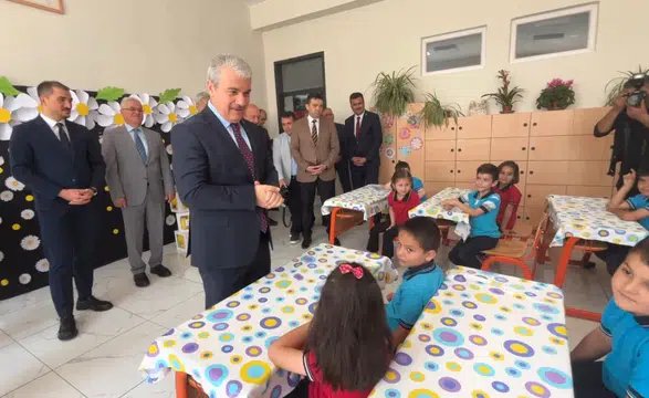 Miniklerin karne sevinci! Konya'da son ders zili çaldı