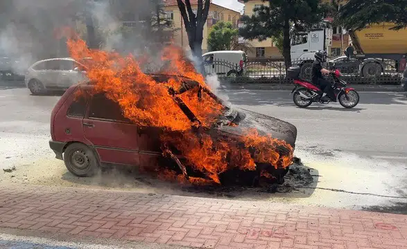Konya’da korku dolu anlar! Otomobil bir anda alevlere teslim oldu