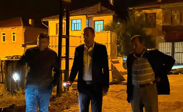Konyalı Başkan gece demeden çalışıyor! Telefonun ışığıyla gece turuna çıktı