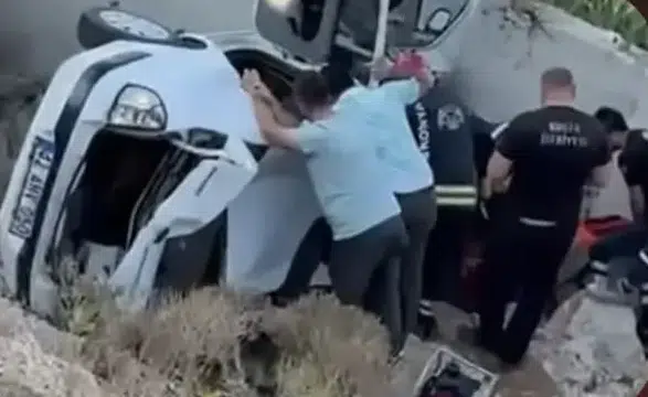 Konya’da Tıp önünde feci kaza! Otomobil uçtu