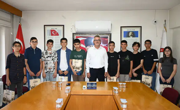 Konya'da LGS başarısı karşılıksız kalmadı! İlk 10'daki öğrenciler ödüllendirildi