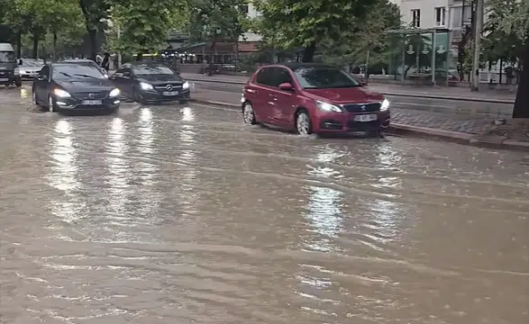 Konya’da yollar göle döndü! Sürücülere uyarı geldi
