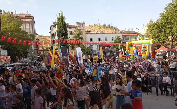 Konya Bozkır’da yüzlerce kişi sazla sözle eğlendi