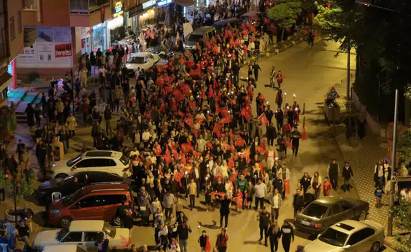 Konya’da bayram coşkusu meydanlara sığmadı! Tuğba Yurt sahne aldı