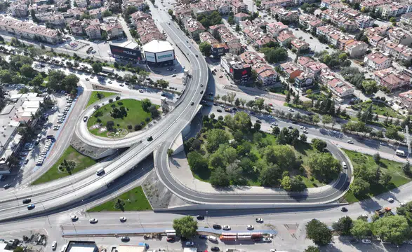 Konya’da iki önemli üst geçitte değişim! 2 bin 500 ton asfalt kullanıldı