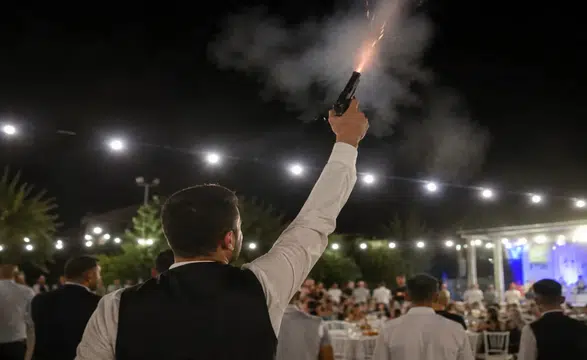 Konya'da düğünde havaya ateş açan şahıs suçüstü yakalandı