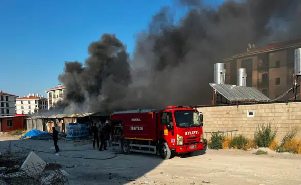 Konya'da şantiye alanındaki konteynerlerde yangın