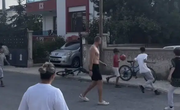 Konyasporlu futbolcu formayı çıkardı, sokağa çıktı! Yaptığı hareket büyük alkış aldı