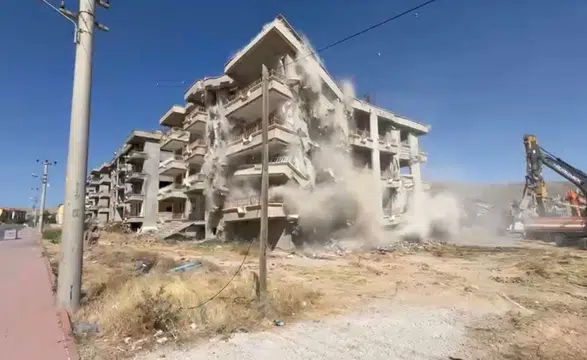Konya'da kentsel dönüşüm hız kesmiyor! Bir bina daha yıkıldı