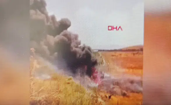 Aksaray’da madeni yağ yüklü TIR devrildi: sürücü yangında can verdi