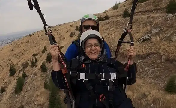 Naciye Teyze, Konya’da paraşütle uçtu! Başkan Altay’dan ricada bulundu! Naciye Teyze ne istedi?