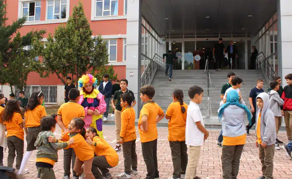 Konya’da minik öğrenciler yeni okullarında böyle karşılandı! Hediyeler verildi