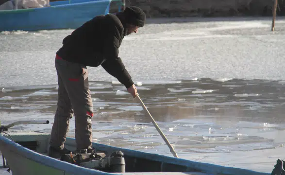 Dondurucu soğuklar Beyşehir Gölü’nde hayatı etkiledi