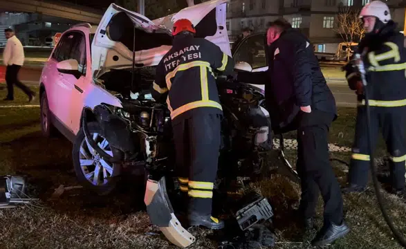Aksaray’da otomobil direğe çarptı, kaputunda yangın çıktı