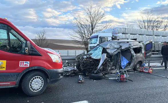 Konya'da refüje çarpan araç tırla çarpıştı, 1 ölü