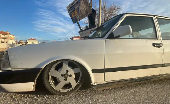 Karaman’da uygulama noktasında ilginç anlar: Basık araç çekiciye zor yüklendi