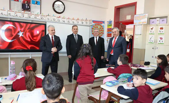 Vali Akın Konya'da öğrencilerle buluştu, eğitim çalışmaları masaya yatırıldı!