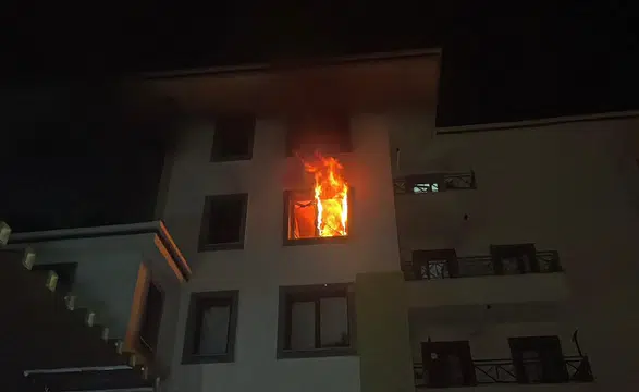 Karaman’da tartışma kanlı bitti: Daireyi ateşe verdi, 10 kişi dumandan etkilendi