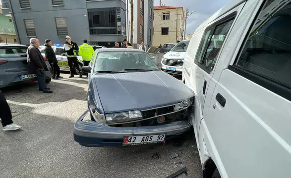 14 yaşındaki sürücü polis kovalamacasında minibüse çarptı!