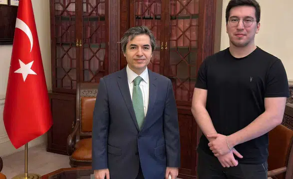 Konyalı öğrenciden Londra Büyükelçisi'ne anlamlı ziyaret