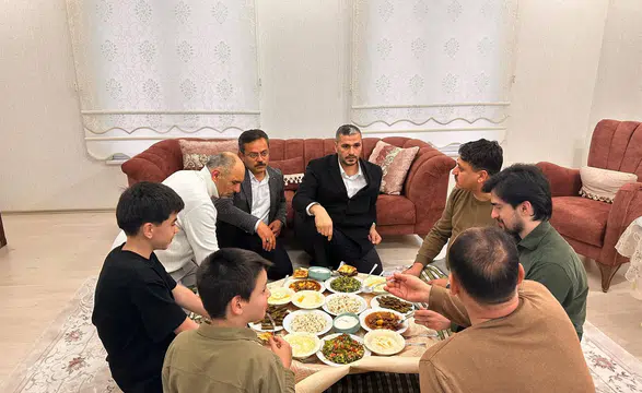 Konyalı Başkan Apil yer sofrasına oturdu! O aileyi ziyaret etti