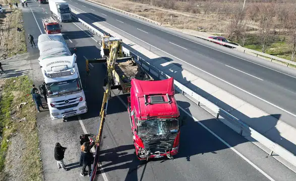 Konya yolunda yolcu indiren minibüse tır çarptı! 11 yaralı