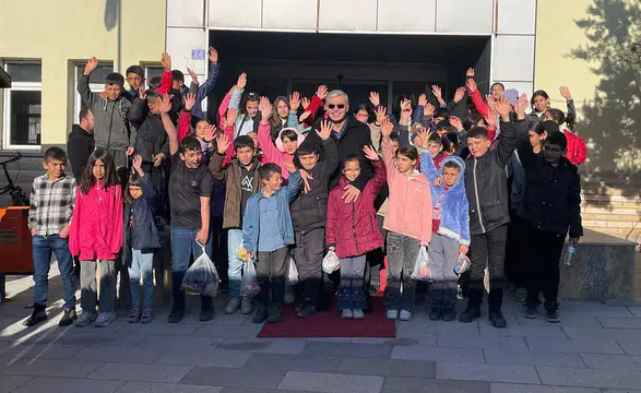 Bayram öncesi yüzleri güldürdü! Konya'da hayırsever iş insanından öğrencilere destek